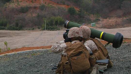 肩推火箭用于美军实弹模拟演习