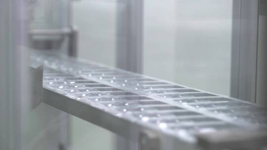 在工厂生产的药品生产线自动化机器。