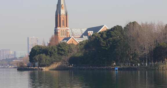 水边教堂建筑与城市高楼的景象