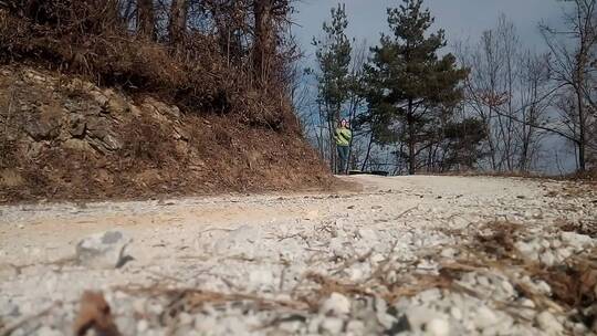 女人在山路上奔跑