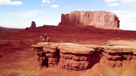 骑在马背上的男人俯瞰犹他州纪念碑谷