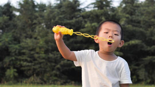 中国小朋友小孩玩玩具玩泡泡做鬼脸