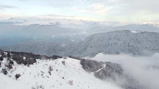 爬雪山雪中列车雪山日落