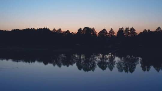 日落后的平静湖面