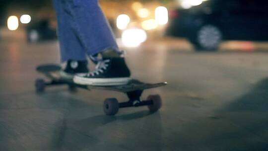 夜晚马路玩滑板下班回家滑板视频素材模板下载