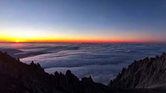 高山云海间的壮丽日出景象