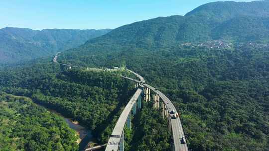 青山之间的公路景观