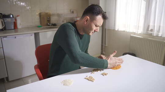 由于食物短缺，这个人尽量少用食物。