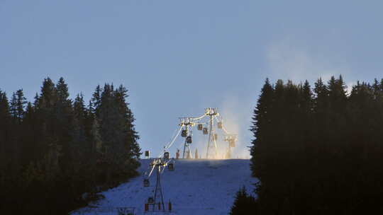 法国阿尔卑斯山，泡泡滑雪缆车穿过森林缝隙和小山的时间流逝