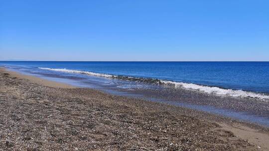 柔软的海浪拍打蓝色沙滩