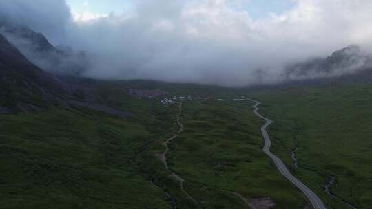 多云的一天，阿拉斯加山脉的旧采矿营地