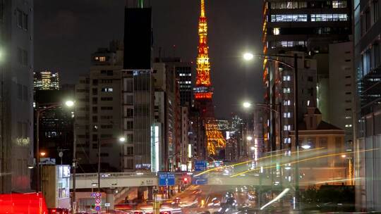 背景中的东京街和城楼