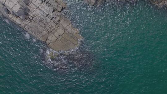 岩石海岸线大海海浪航拍视频