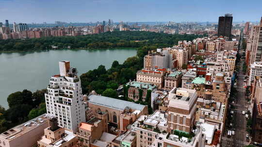 纽约中央公园周围密集的建筑。令人惊叹的大