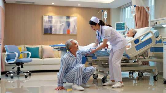 护士照看病房中老人患者