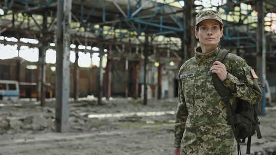 国外女兵行走在废弃工厂