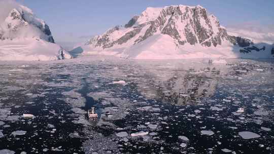 航拍船在南极前行视频素材模板下载