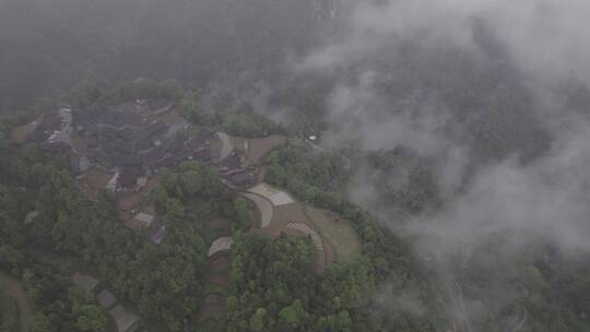 航拍雨中云雾缭绕的湖南十八洞村