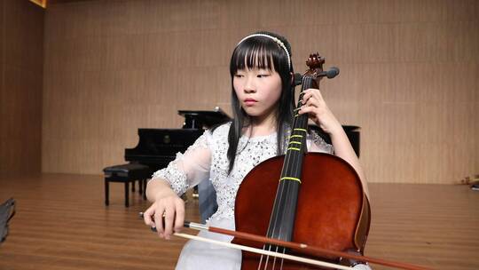 少年儿童拉小提琴音乐会