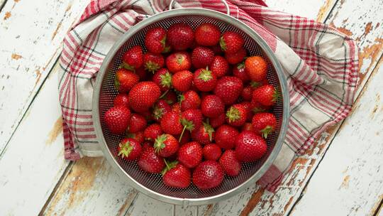 新鲜草莓在桌子上视频素材模板下载