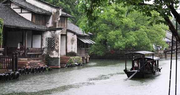 （慢镜）中国江南水乡千年古镇乌镇下雨天