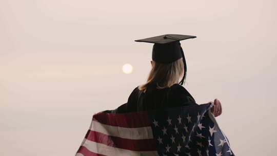 女大学毕业生身披美国国旗视频素材模板下载