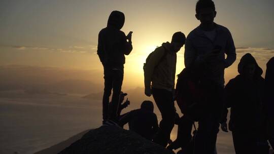 一群人在山顶上欣赏日落视频素材模板下载