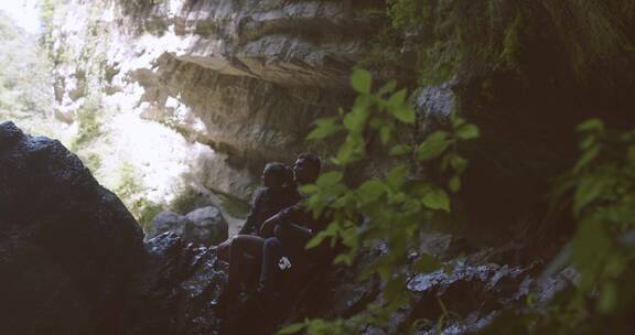 岩石洞里的背包客