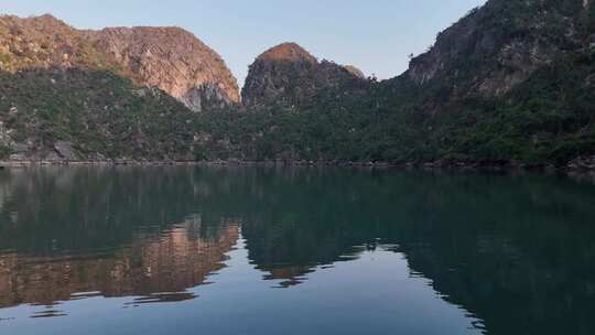 山间湖水倒映山峰的自然风光