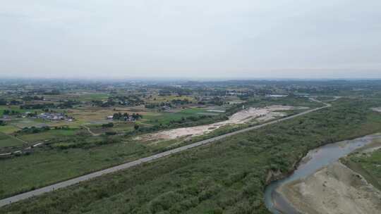 四川盆地九月河道田野平原样貌