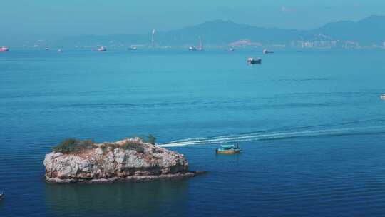 蓝天海滩海边快艇游艇