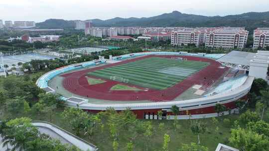 学校操场航拍校园风光足球场俯拍学校运动场视频素材模板下载