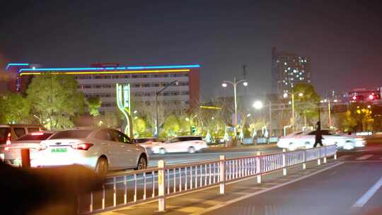 夜晚城市行人过马路汽车车辆车流人流夜景街