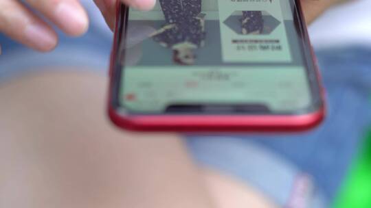 女人用智能手机和平板电脑网购