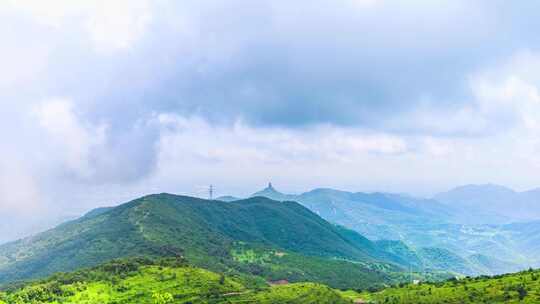 夏季晴天阳光下的山顶云海