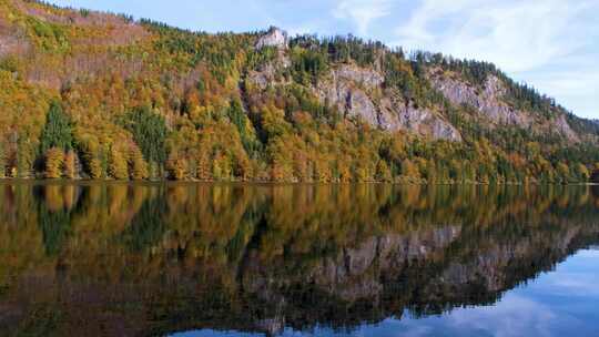 湖边山林秋色风景 唯美秋天