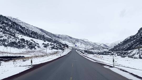 冬天的川藏公路两旁覆盖着厚厚的白雪视频素材模板下载