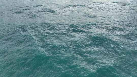 俯拍泰国普吉岛美丽海平面波光粼粼的海水