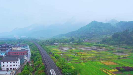 航拍雨后云海中的中国乡村高铁