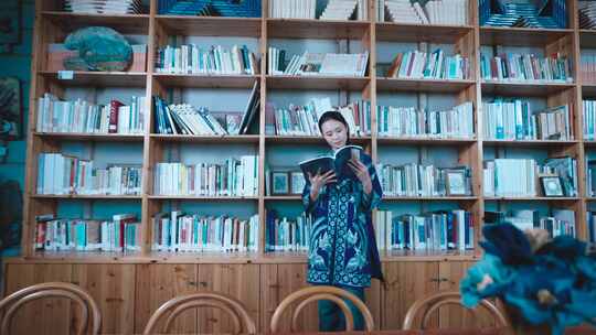 苗绣姑娘学习成长看书