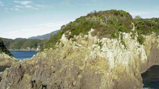 大海中的岩石峭壁，船只在它们之间空中航行