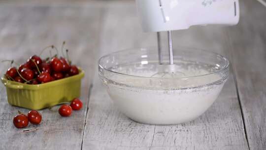 用搅拌器搅拌奶油做甜点视频素材模板下载