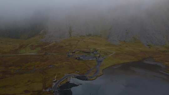 空中撤退从维京村电影设置与雾蒙蒙的维斯特拉霍恩山背景，冰岛。