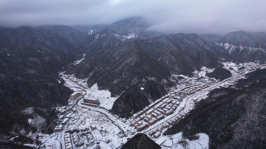 航拍湖北冬天神农架坪阡古镇雪景山峰云海