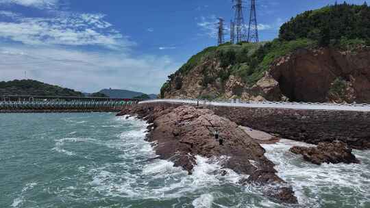 海边公路旁的礁石与海景