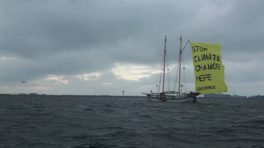 挂着国旗的船宣布全球变暖结束