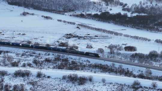 雪原铁路上行驶的货运列车