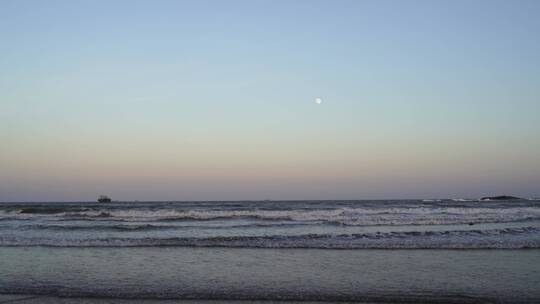 大海月亮海上明月海水海浪傍晚蓝色天空海滩视频素材模板下载