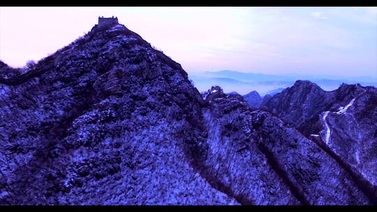 航拍长城黎明雪景 烽火台中景移到下长城侧