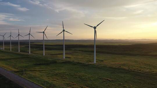 航拍用于生态供电的风力涡轮机风力发电日出